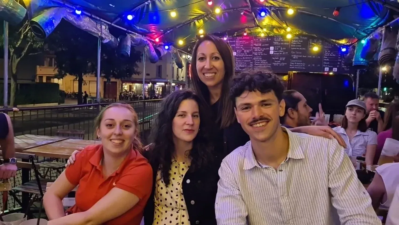 Des membres de l’équipe Rivage lors d’un afterwork sur une péniche