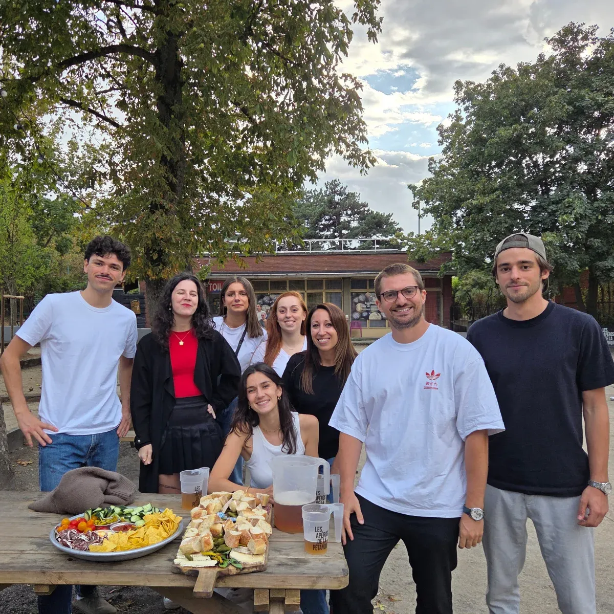 L’équipe Rivage attablée en extérieur lors d’un afterwork pétanque